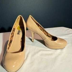 EUC Unlisted by Kenneth Cole Patent Leather Pumps